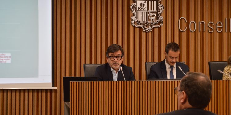 El president del consell d’administració de la Caixa Andorrana de Seguretat Social, Marc Galabert, i el president de la comissió gestora del Fons de Reserva de Jubilació, Jordi Cinca, durant la compareixença davant la comissió legislativa de seguiment i sostenibilitat de les pensions de la CASS. Foto: M. F. (ANA)