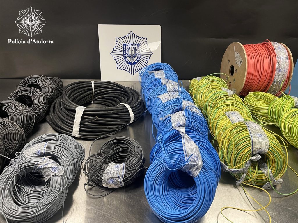El cable que la policia va trobar en possessió dels homes. Foto: Policia d'Andorra