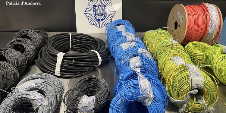 El cable que la policia va trobar en possessió dels homes. Foto: Policia d'Andorra