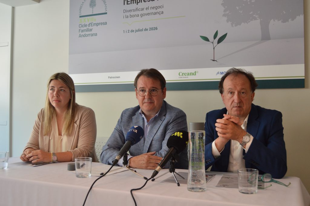 El president de l'EFA i el secretari tècnic, Daniel Aristot i Joan Tomàs, en roda de premsa aquest dilluns. Foto: M. F. (ANA)