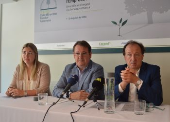 El president de l'EFA i el secretari tècnic, Daniel Aristot i Joan Tomàs, en roda de premsa aquest dilluns. Foto: M. F. (ANA)