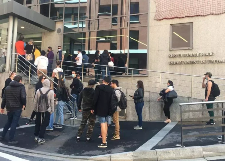 Cues a Immigració / Arxiu