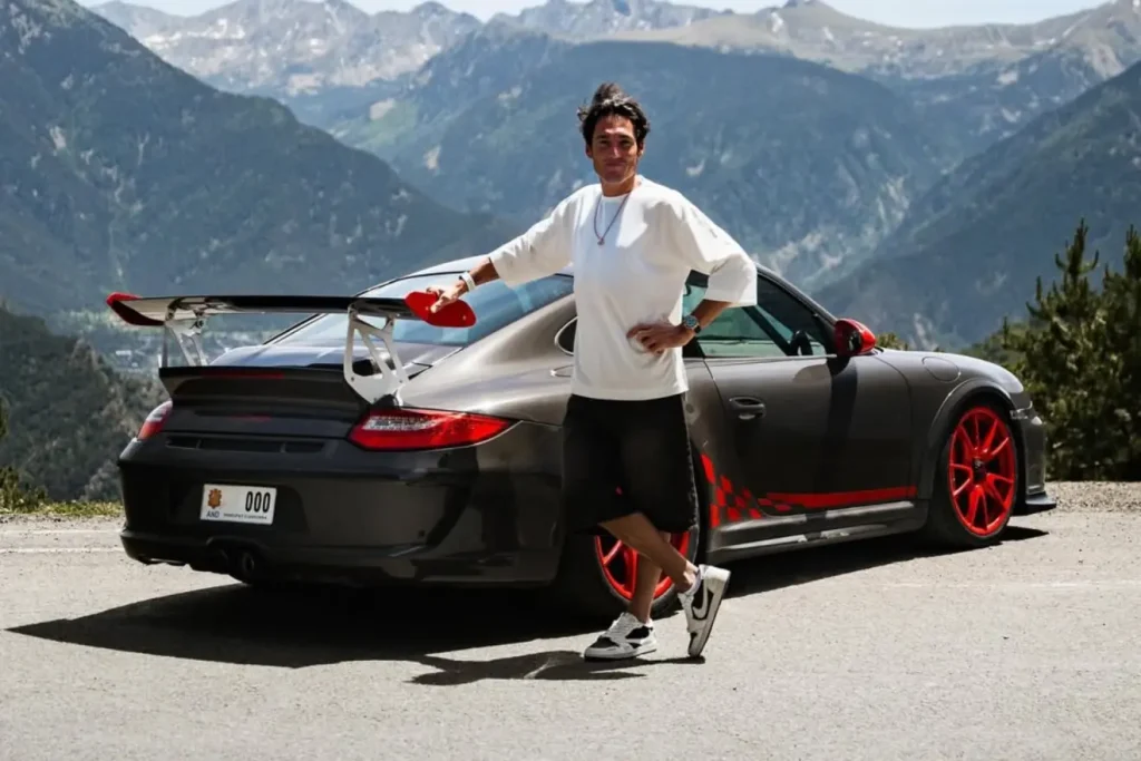 Espargaró amb el seu nou Porsche de matrícula andorrana / Marca