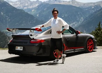 Espargaró amb el seu nou Porsche de matrícula andorrana / Marca