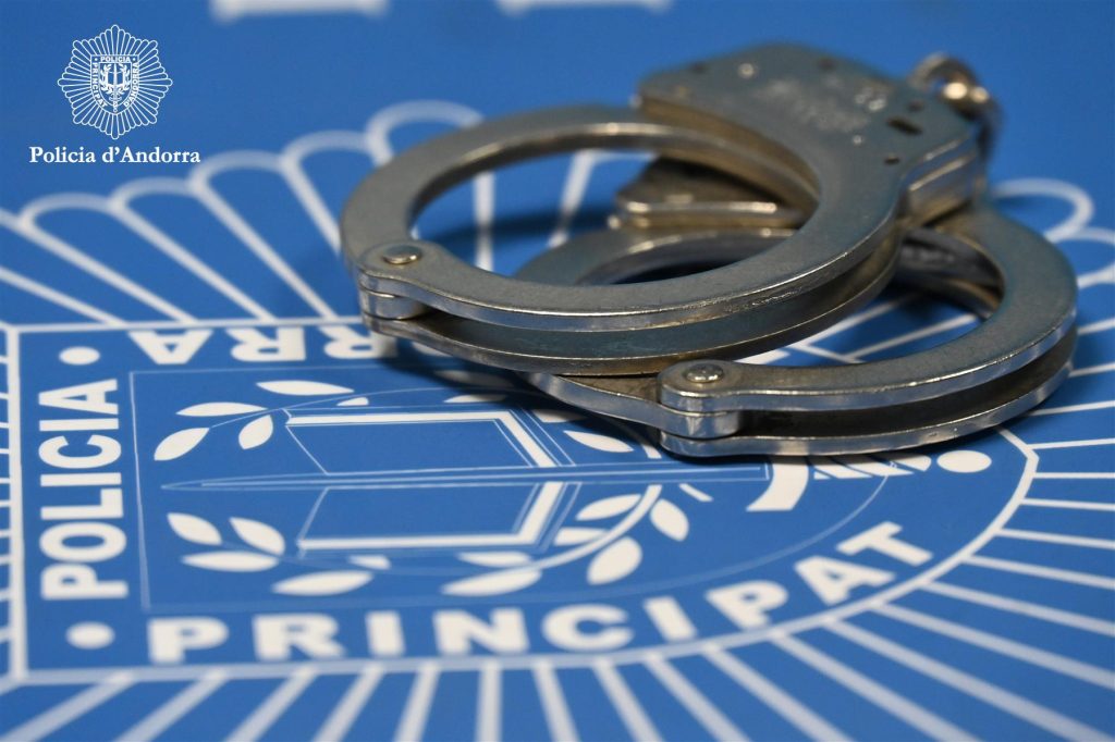 La policia va arrestar el sospitós / Policia