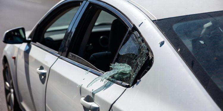 Un vehicle amb el vidre trencat. Foto: Policia Municipal de Madrid