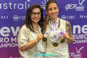 Debora Eunice amb les tres medalles d'or.
