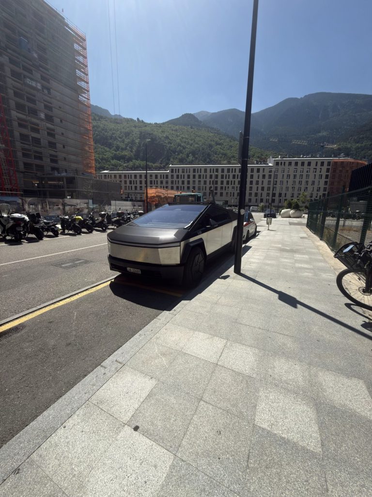 El Tesla Cybertruck a Andorra. Foto: @pilafo89