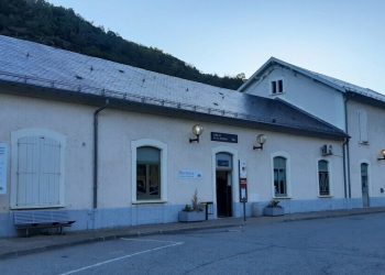 La circulació estava interrompuda a causa de l'enfonsament d'un important terraplè que sostenia la via ferroviària. Foto: ©H.-O. D.