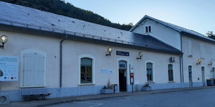 La circulació estava interrompuda a causa de l'enfonsament d'un important terraplè que sostenia la via ferroviària. Foto: ©H.-O. D.