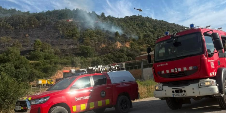 Bombers a la zona de l'incendi.