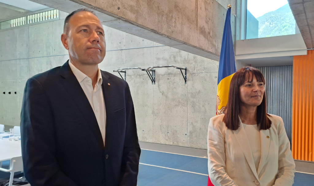 El conseller d'Esports de la Generalitat de Catalunya, Bernardo Álvarez, amb la ministra d'Esports, Mònica Bonell després de la reunió mantinguda.