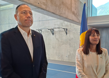 El conseller d'Esports de la Generalitat de Catalunya, Bernardo Álvarez, amb la ministra d'Esports, Mònica Bonell després de la reunió mantinguda.