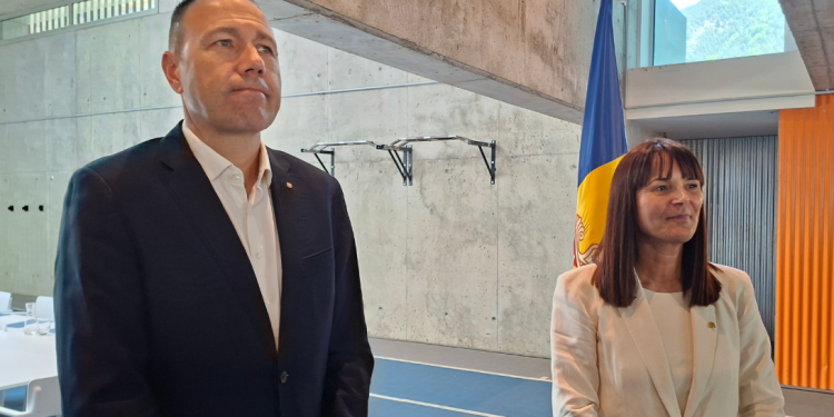 El conseller d'Esports de la Generalitat de Catalunya, Bernardo Álvarez, amb la ministra d'Esports, Mònica Bonell després de la reunió mantinguda.