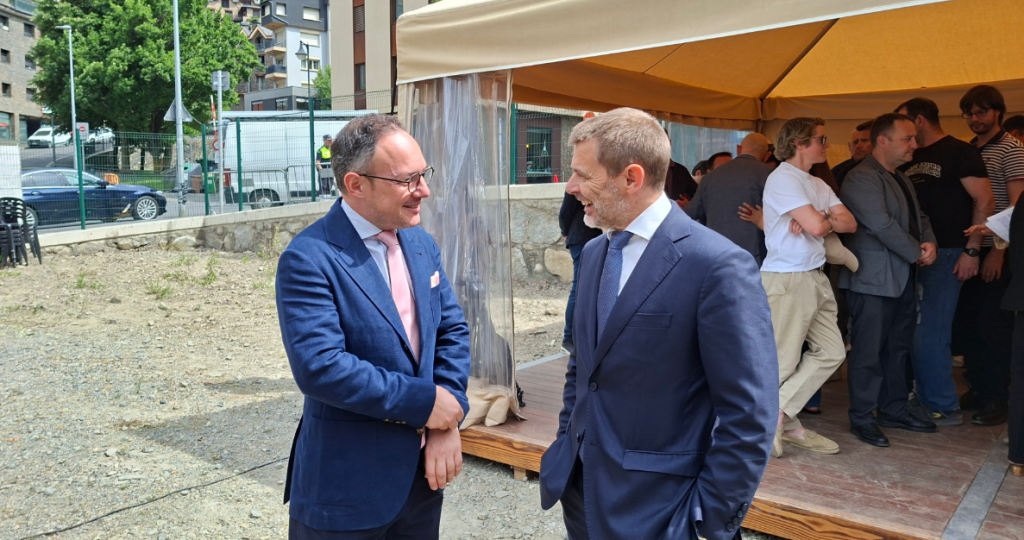 El cap de Govern, Xavier Espot, conversant amb el conseller delegat de MoraBanc, Lluís Alsina.