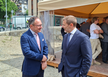 El cap de Govern, Xavier Espot, conversant amb el conseller delegat de MoraBanc, Lluís Alsina.