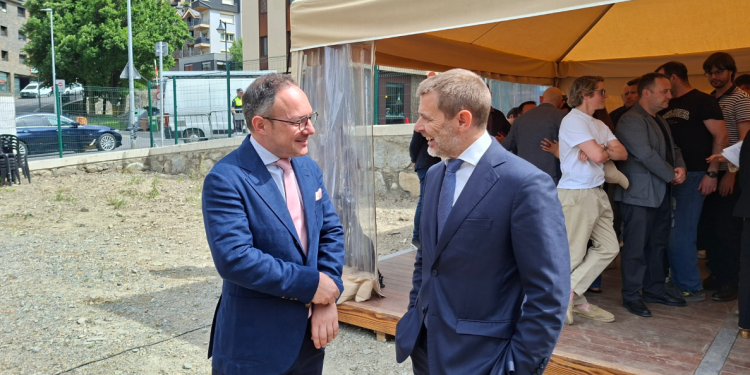 El cap de Govern, Xavier Espot, conversant amb el conseller delegat de MoraBanc, Lluís Alsina.