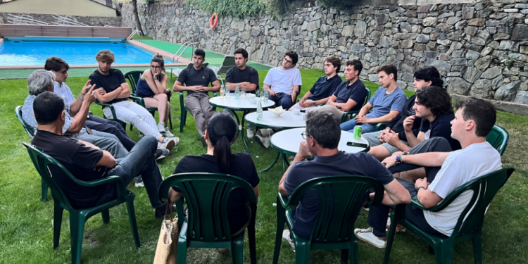 Un moment de la trobada de membres de Virtus amb els joves.