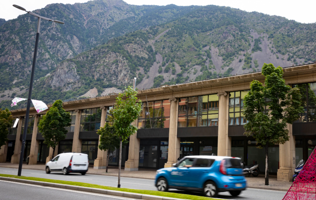 Els locals de l'Encaix es troben a l'edifici Les Columnes.