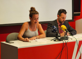 La secretària d'Organització del PS, Maria Nazzaro, i el membre del Comitè Executiu i candidat a cap de Govern per a les properes eleccions generals, Gerard Alís.