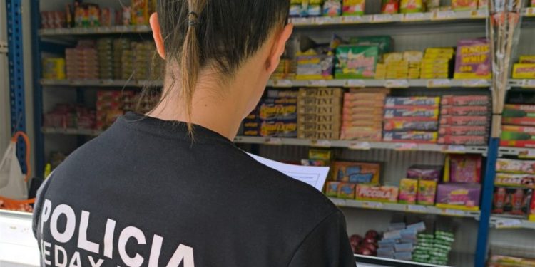 Una agent de la policia en un establiment de venda de petards. Foto: Policia d'Andorra