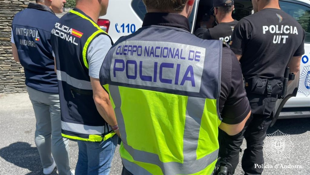 El moment que el detingut ha arribat a territori andorrà. Foto: Policia d'Andorra