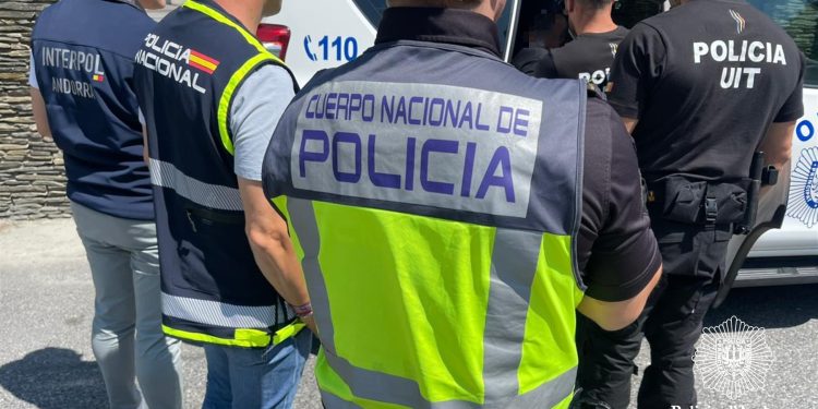 El moment que el detingut ha arribat a territori andorrà. Foto: Policia d'Andorra
