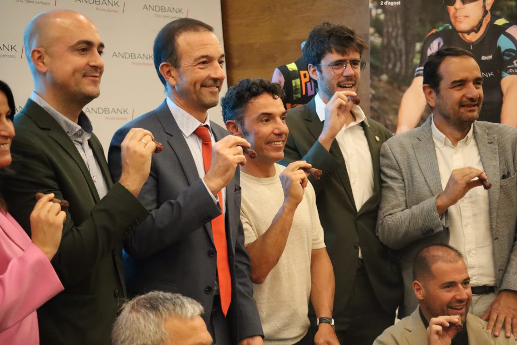 L’exciclista Joaquim 'Purito' Rodríguez, el cònsol menor d'Encamp, Xavier Fernández, el cònsol major de Sant Julià de Lòria, Cerni Cairat, el ministre de comerç i turisme, Jordi Torres. Foto: D. M (ANA)