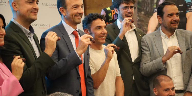 L’exciclista Joaquim 'Purito' Rodríguez, el cònsol menor d'Encamp, Xavier Fernández, el cònsol major de Sant Julià de Lòria, Cerni Cairat, el ministre de comerç i turisme, Jordi Torres. Foto: D. M (ANA)