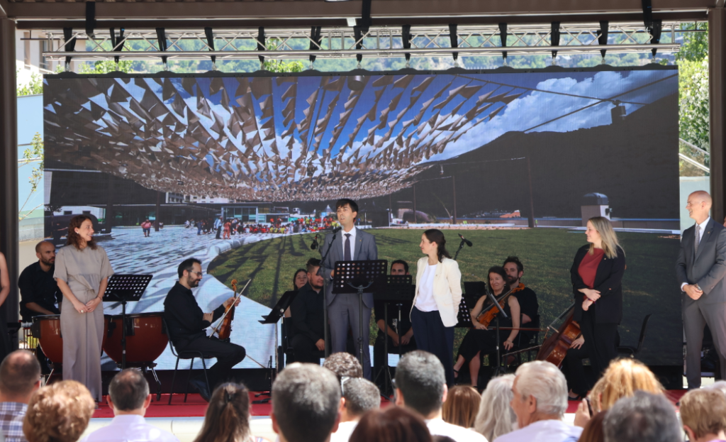 El cònsol major d'Andorra la Vella, Sergi González, i la cònsol menor, Olalla Losada, durant l'acte.