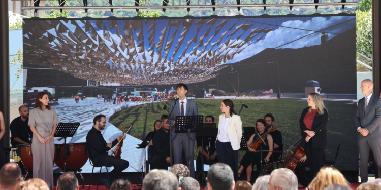 El cònsol major d'Andorra la Vella, Sergi González, i la cònsol menor, Olalla Losada, durant l'acte.