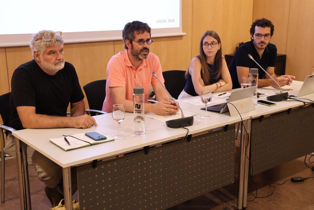 Els membres de l'associació, Gerard Veciana, Lluís Ginjaume, Andrea Doncel i Gerard Fontanet, en roda de premsa per explicar l'associació Estaló. Foto: R. S. (ANA)