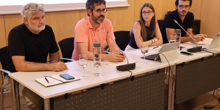 Els membres de l'associació, Gerard Veciana, Lluís Ginjaume, Andrea Doncel i Gerard Fontanet, en roda de premsa per explicar l'associació Estaló. Foto: R. S. (ANA)