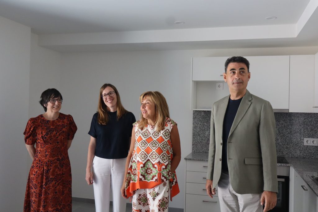 Conxita Marsol, ministra de Presidència, Economia, Treball i Habitatge; Raul Ferré, ministre de Territori i Urbanisme; Marta Alberch, directora de l’Institut Nacional de l’Habitatge. Foto: D. M. (ANA)