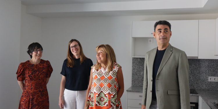 Conxita Marsol, ministra de Presidència, Economia, Treball i Habitatge; Raul Ferré, ministre de Territori i Urbanisme; Marta Alberch, directora de l’Institut Nacional de l’Habitatge. Foto: D. M. (ANA)