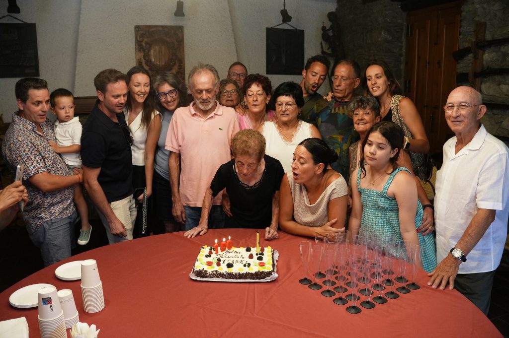 La foto de celebració dels 100 anys d'Isabel Olivares. Foto: Comú de Sant Julià de Lòria