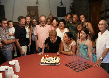La foto de celebració dels 100 anys d'Isabel Olivares. Foto: Comú de Sant Julià de Lòria