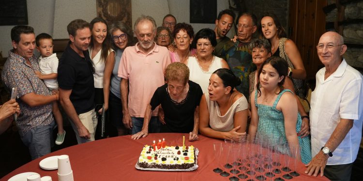 La foto de celebració dels 100 anys d'Isabel Olivares. Foto: Comú de Sant Julià de Lòria