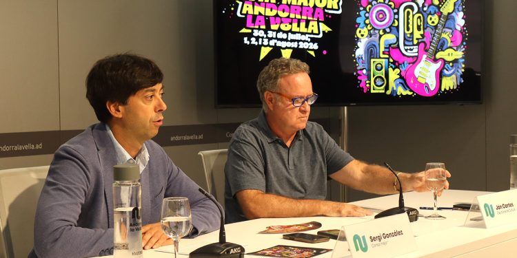 El cònsol major d'Andorra la Vella, Sergi González, i el cap d'àrea de Cultura, Jan Cartes, en la presentació de la festa major. Foto: M. F. (ANA)