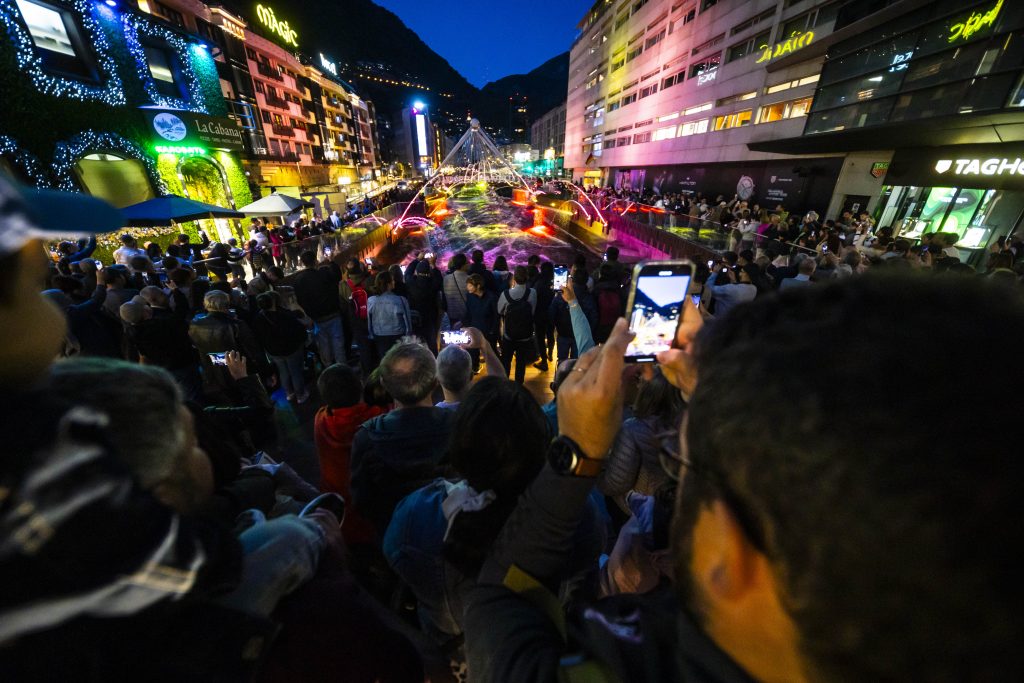 Un dels espectacles a les fonts de la Rotonda. Foto: Comú d'Andorra la Vella