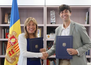 La ministra de Presidència, Economia, Treball i Habitatge, Conxita Marsol, i el cònsol major d'Andorra la Vella, Sergi González. Foto: SFGA