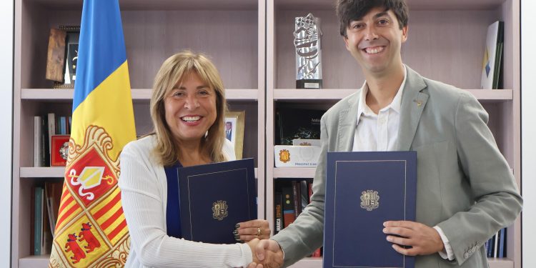 La ministra de Presidència, Economia, Treball i Habitatge, Conxita Marsol, i el cònsol major d'Andorra la Vella, Sergi González. Foto: SFGA