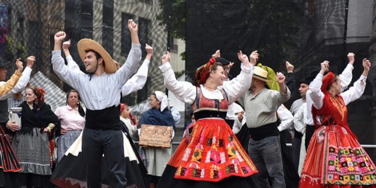 Espectacle de dansa tradicional portuguesa a la Plaça del Poble / Casa Portugal