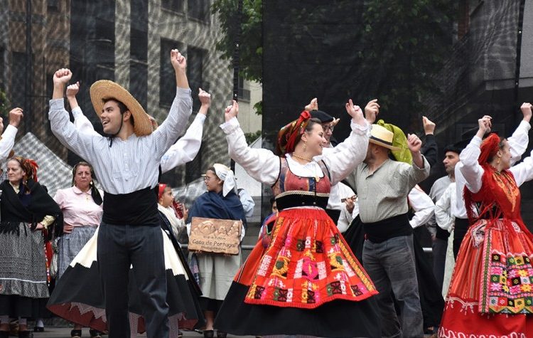 Espectacle de dansa tradicional portuguesa a la Plaça del Poble / Casa Portugal