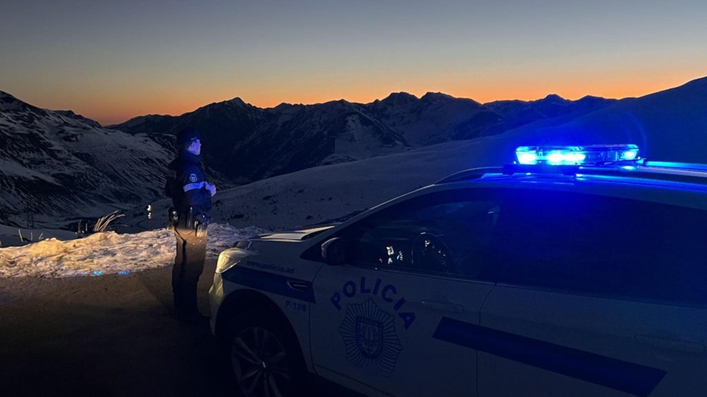 Cotxe policial andorrà a la muntanya / Policia