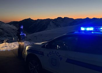 Cotxe policial andorrà a la muntanya / Policia