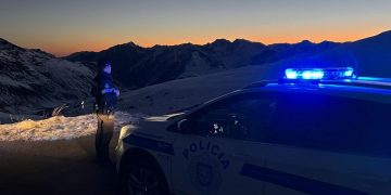 Cotxe policial andorrà a la muntanya / Policia