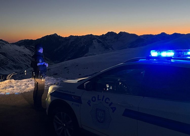 Cotxe policial andorrà a la muntanya / Policia