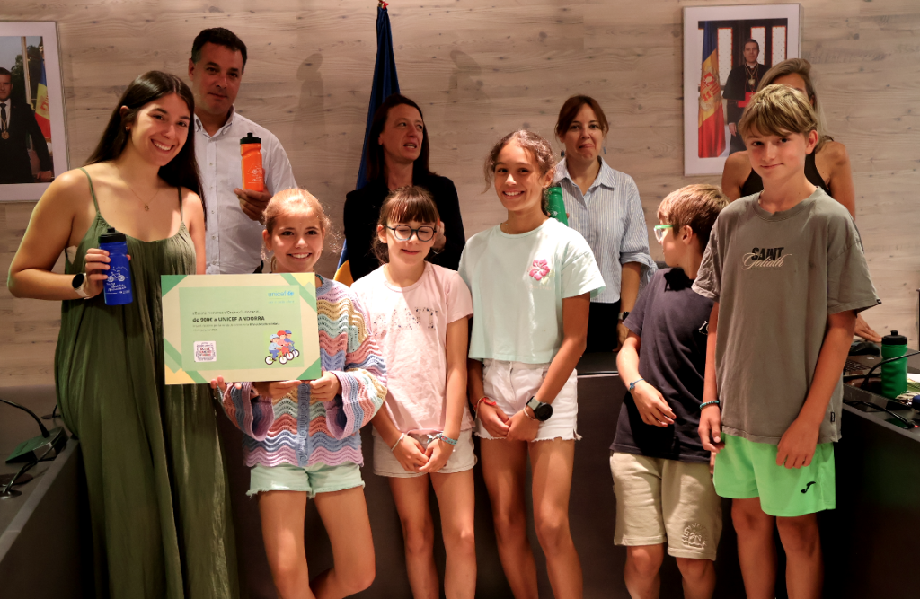 Els consellers de l'escola francesa fent el lliurament dels 900 euros a UNICEF. Foto: R. S. (ANA)