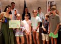 Els consellers de l'escola francesa fent el lliurament dels 900 euros a UNICEF. Foto: R. S. (ANA)